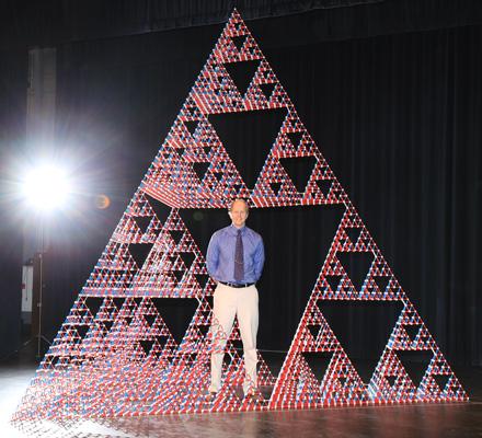 Dr. 克里斯。希尔 hangs out inside of a stage-6 Sierpinski四面体.