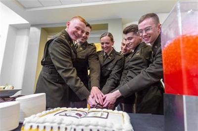 仪式结束后，内利命令少尉们一起切蛋糕.